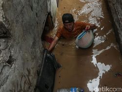 Rawajati Jakarta Kebanjiran, Warga Sibuk Evakuasi Diri