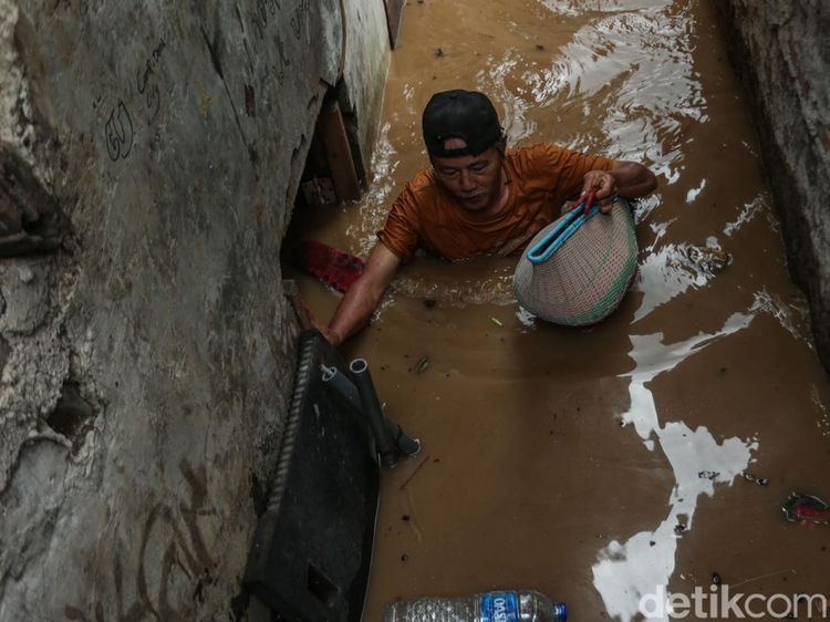 Rawajati Jakarta Kebanjiran, Warga Sibuk Evakuasi Diri