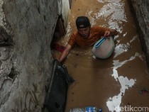 Rawajati Jakarta Kebanjiran, Warga Sibuk Evakuasi Diri