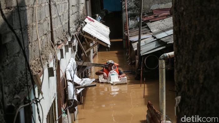 Rawajati Kebanjiran, Warga Sibuk Evakuasi Diri Kawasan Rawajati, Jakarta, terendam banjir kiriman dari Bogor. Warga pun sibuk mengevakuasi diri.