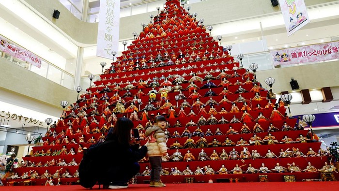 A woman and her daughter look at a showcase featuring 1,605 traditional Japanese dolls at an event celebrating Hinamatsuri, a traditional festival dedicated to the healthy growth of girls, in Konosu, Saitama Prefecture, Japan March 3, 2025. REUTERS/Kim Kyung-Hoon TPX IMAGES OF THE DAY