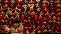 Festival yang identik dengan boneka (hina ningyo) ini juga kerap disebut sebagai Momo ne Sekku yaitu Festival Bunga Persik sebab pelaksanaannya bertepatan dengan mekarnya bunga persik di Jepang. 