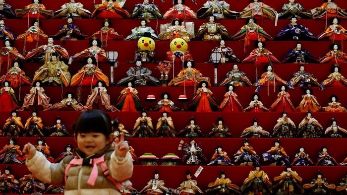 A woman and her daughter look at a showcase featuring 1,605 traditional Japanese dolls at an event celebrating Hinamatsuri, a traditional festival dedicated to the healthy growth of girls, in Konosu, Saitama Prefecture, Japan March 3, 2025. REUTERS/Kim Kyung-Hoon     TPX IMAGES OF THE DAY