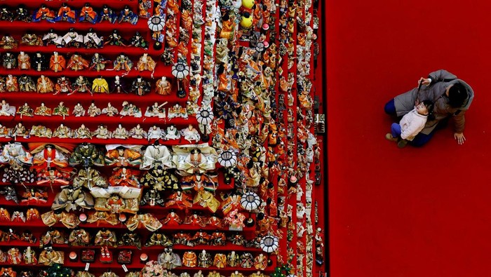 Ribuan Boneka Tradisional Jepang Sambut Perayaan Hinamatsuri A woman and her daughter look at a showcase featuring 1,605 traditional Japanese dolls at an event celebrating Hinamatsuri, a traditional festival dedicated to the healthy growth of girls, in Konosu, Saitama Prefecture, Japan March 3, 2025. REUTERS/Kim Kyung-Hoon TPX IMAGES OF THE DAY