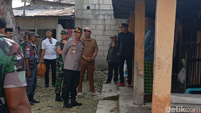 Rombongan Forpimda bersama Kapolres Bojonegoro sambangi rumah warga Kalisari yang kebanjiran.