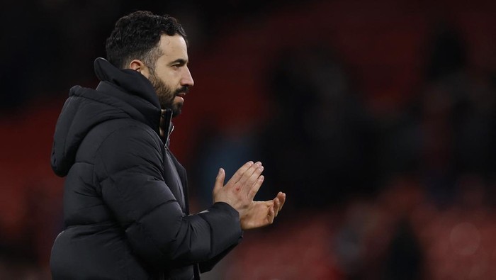 Soccer Football - FA Cup - Fifth Round - Manchester United v Fulham - Old Trafford, Manchester, Britain - March 2, 2025 Manchester United manager Ruben Amorim applauds fans after the match Action Images via Reuters/Jason Cairnduff