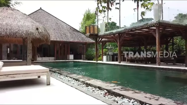 Wujud Rumah Indah Kalalo yang Mau Dijual Rp 52 M gegara Suami Kecelakaan