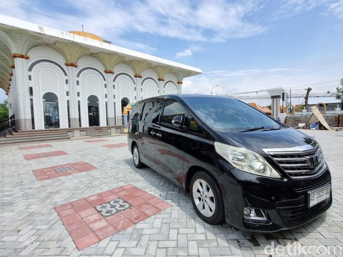 Satu mobil Alphard parkir hampir sepekan di depan Masjid Al-Ghozali, Wirokerten, Banguntapan, Bantul, Senin (3/3/2025).