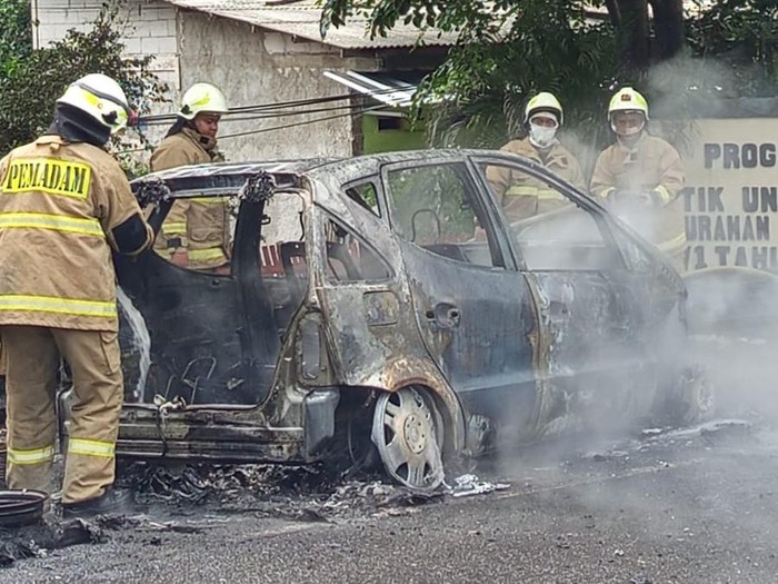 Satu unit mobil terbakar di kawasan Klender, Duren Sawit, Jaktim. Petugas damkar dikerahkan ke lokasi untuk memadamkan. (dok Damkar Jaktim)