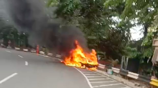 Satu unit mobil terbakar di kawasan Klender, Duren Sawit, Jaktim. Petugas damkar dikerahkan ke lokasi untuk memadamkan. (dok Damkar Jaktim)