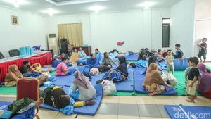 Sebagian Warga Bidara Cina Terdampak Banjir Mengungsi ke Kelurahan