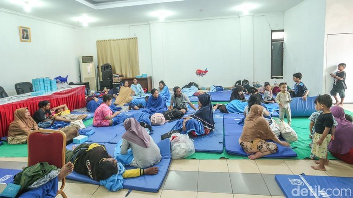 Sebagian Warga Bidara Cina Terdampak Banjir Mengungsi ke Kelurahan Sejumlah warga mengungsi di Kelurahan Bidara Cina Jakarta, Senin (3/3/2025).