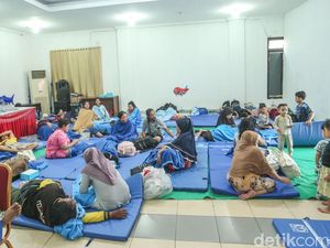 Sebagian Warga Bidara Cina Terdampak Banjir Mengungsi ke Kelurahan