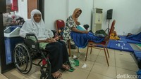 Warga yang memilih mengungsi sebagian besar adalah lansia dan keluarga yang memiliki anak kecil.