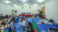 Sejumlah warga mengungsi ke Kelurahan Bidara Cina karena rumah mereka terendam banjir kiriman dari Bogor.