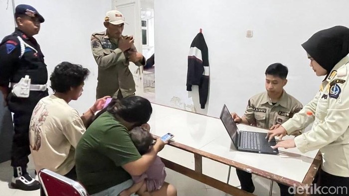 Sejoli di Kabupaten Bone diperiksa di Posko Terpadu usai diamankan di wisma.