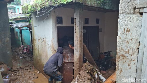 Sejumlah rumah di Cisarua Puncak rusak dihantam luapan Sungai Ciliwung. (M Sholihin/detikcom)