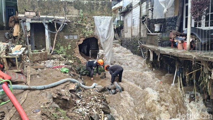 Sejumlah rumah di Cisarua Puncak rusak dihantam luapan Sungai Ciliwung. (M Sholihin/detikcom)