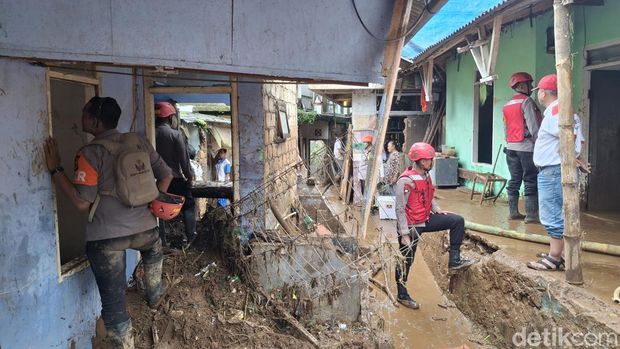 Sejumlah rumah di Cisarua Puncak rusak dihantam luapan Sungai Ciliwung. (M Sholihin/detikcom)