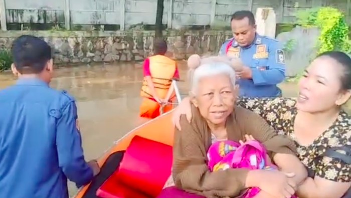 Sejumlah wilayah di Kota Tangerang, Banten, juga terdampak banjir. Petugas BPBD Kota Tangerang mengevakuasi warga lansia yang sakit dari lokasi banjir. (dok BPBD Kota Tangerang)