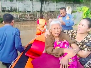 Petugas BPBD Evakuasi Nenek yang Sakit di Tengah Banjir Kota Tangerang