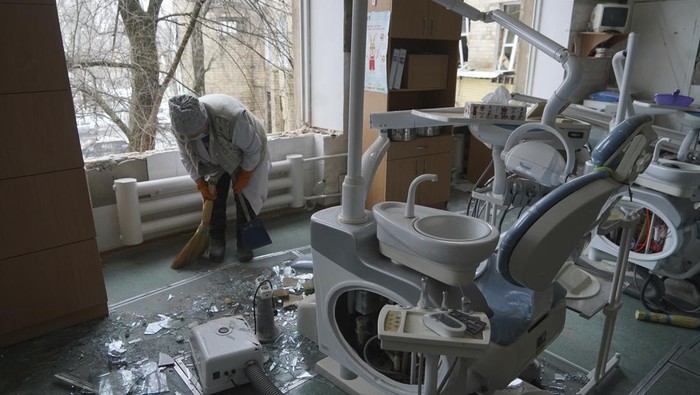 Rusia kembali melancarkan serangan ke Ukraina. Serangan tersebut menghantam rumah sakit di Kharkiv, Ukraina.