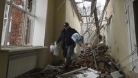 Terlihat bagian ruang lain rumah sakit yang rusak akibat serangan Rusia.  