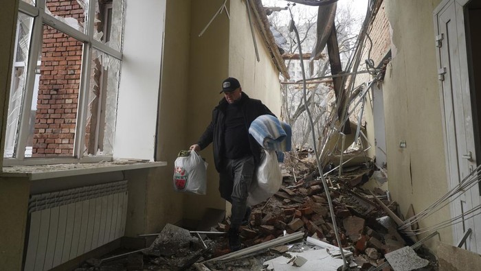Rusia kembali melancarkan serangan ke Ukraina. Serangan tersebut menghantam rumah sakit di Kharkiv, Ukraina.