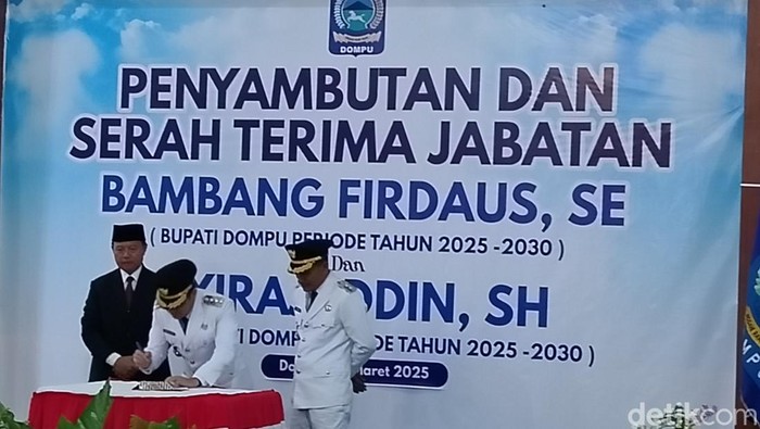 Bupati Dompu Bambang Firdaus didampingi Wakil Bupati Dompu Syirajuddin menandatangani SK serah terima jabatan dari Sekretaris Daerah Kabupaten Dompu, Senin (3/3/2025).