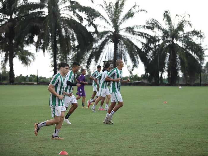 Sesi latihan PSS Sleman di Lapangan Pakembinangun, Sleman, Selasa (25/2/2025).