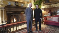 Zelensky menggambarkan momen bersama Raja Charles III sebagai pertemuan yang sangat baik. (Joe Giddens/Pool via AP)  