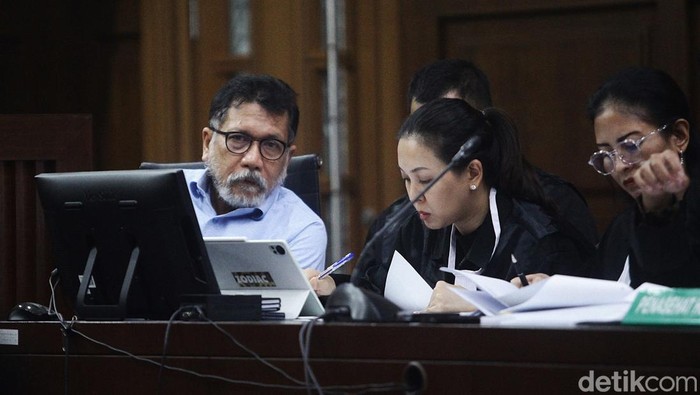 Tiga terdakwa kasus suap Zarof Ricar (baju biru), Meirizka Widjaja (baju batik coklat) dan pengacara Lisa Rachmat kembali mengikuti persidangan di Pengadilan Tipikor, Jakarta, Senin (3/2/2025). Agenda sidang yakni mendengarkan keterangan saksi-saksi antara lain hakim Erintuah Damanik dan Mangapul.