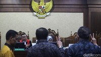 Para saksi disumpah sebelum memberikan keterangan di hadapan hakim Pengadilan Tipikor.