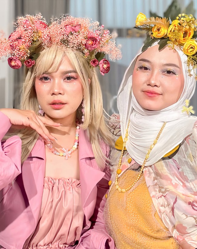 Keduanya menunjukkan transformasi dirinya dengan makeup Douyin yang menciptakan kesan feminin dan imut. Salah satu ciri khas dari makeup ini ialah tampilan pipi yang merona. Foto: Instagram/@sisisinta