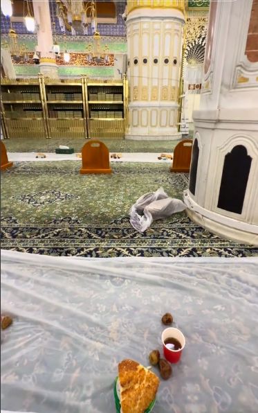 Suasana  berbuka puasa di raudhah Masjid Nabawi