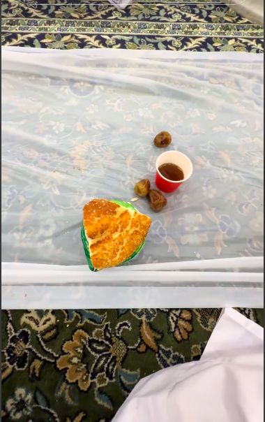 Suasana  berbuka puasa di raudhah Masjid Nabawi
