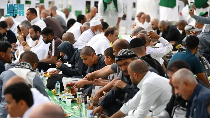 Suasana buka puasa di Masjidil Haram, Minggu, 2 Maret 2025.