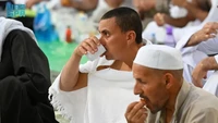 Saat azan salat Maghrib berkumandang, jemaah yang berpuasa merasakan kegembiraan ketika berbuka. Hidangan buka puasa sudah tersaji. Foto: Saudi Press Agency