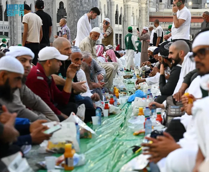 Suasana buka puasa di Masjidil Haram Suasana buka puasa di Masjidil Haram, Minggu, 2 Maret 2025.