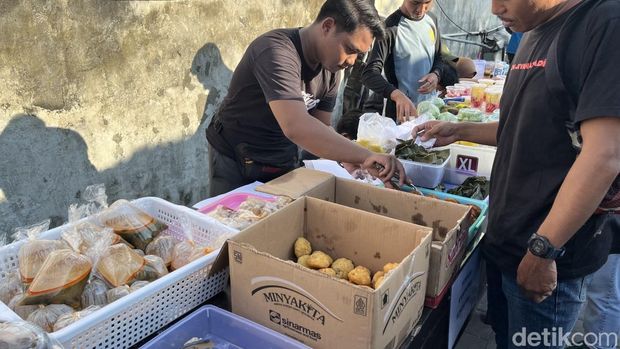 Suasana di Kampung Sunda, Denpasar, saat berburu takjil menjelang buka puasa, Senin (3/3/2025). (Rizky Setyo)