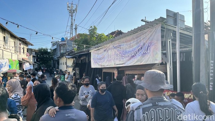 Suasana di Kampung Sunda, Denpasar, saat berburu takjil menjelang buka puasa, Senin (3/3/2025). (Rizky Setyo)