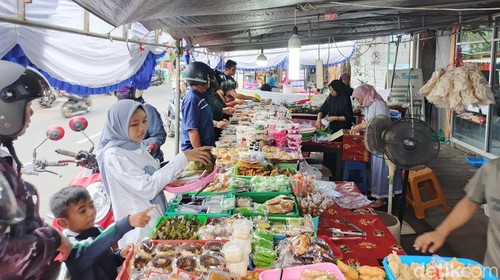 Suasana pedagang takjil di Pasar Ramadan Jalan Semangka, Lingkungan Terusan, Kelurahan Loloan Barat, Kecamatan Jembrana, Senin (3/3/2025). (I Putu Adi Budiastrawan/detikBali)