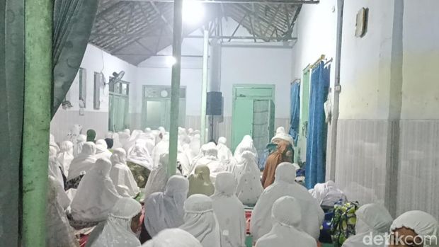 Tarawih kilat di Ponpes Mambaul Hikam Desa Mantenan Kecamatan Udanawu, Blitar.