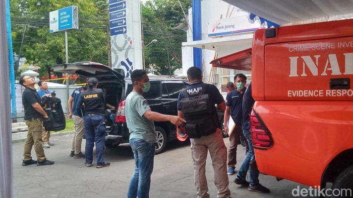 Tim Labfor Polda Jateng melakukan olah TKP kebakaran Bank Jateng Cabang Klaten, Senin (3/3/2025).