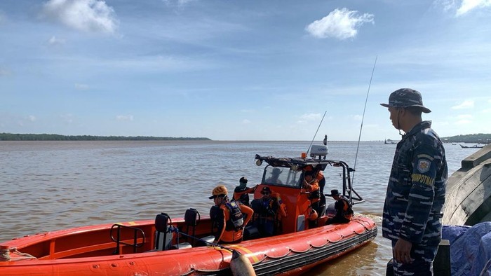 Tim SAR melakukan operasi pencarian korban hilang kecelakaan kapal di Perairan Kampung Laut, Tanjab Timur, Jambi