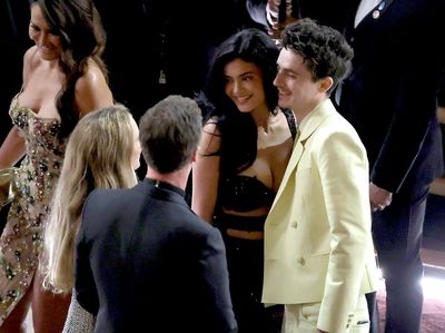 7 Foto Timothee Chalamet-Kylie Jenner Pacaran di Oscar 2025, Mesra Banget!
