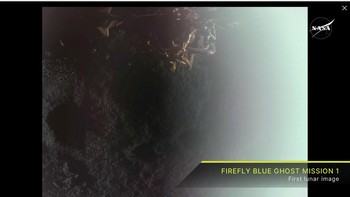 Cuplikan wahana pendaratan bulan milik swasta Blue Ghost milik Firefly Aerospace setelah mendarat di bulan, Minggu (2/3/2025).  