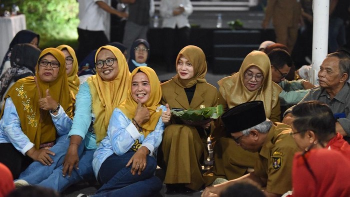 Wali Kota Vinanda Prameswati saat berbuka nasi bungkus bareng warga Kota Kediri.