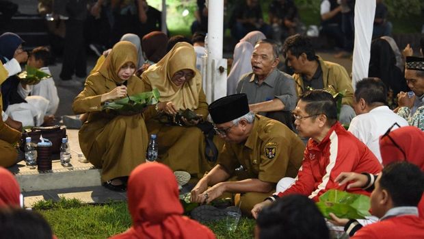 Wali Kota Vinanda Prameswati saat berbuka nasi bungkus bareng warga Kota Kediri.