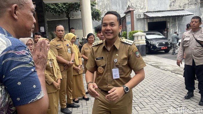 Wali Kota Solo, Respati Achmad Ardianto berkantor di kantor kelurahan Pasarkliwon, Senin (3/3/2025).
